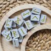 20260205_121919 Runer Futhark – håndlaget sett i resin (Elder Futhark, 24 runer)