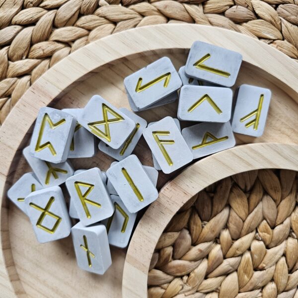 20260205_121919 Runer Futhark – håndlaget sett i resin (Elder Futhark, 24 runer)