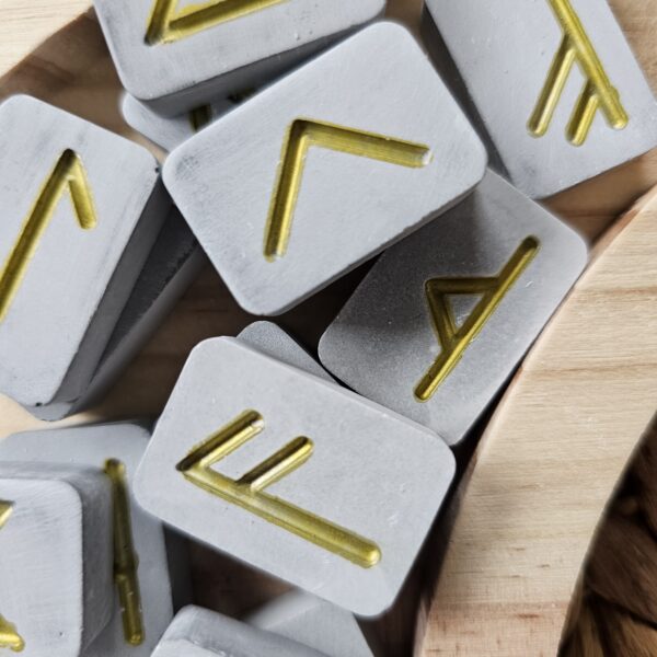 20260205_121929 Runer Futhark – håndlaget sett i resin (Elder Futhark, 24 runer)