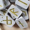 20260205_121933 Runer Futhark – håndlaget sett i resin (Elder Futhark, 24 runer)