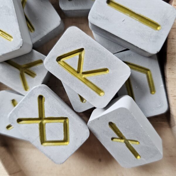20260205_121933 Runer Futhark – håndlaget sett i resin (Elder Futhark, 24 runer)