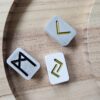 20260205_122021 Runer Futhark – håndlaget sett i resin (Elder Futhark, 24 runer)