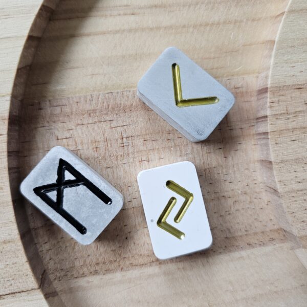 20260205_122021 Runer Futhark – håndlaget sett i resin (Elder Futhark, 24 runer)