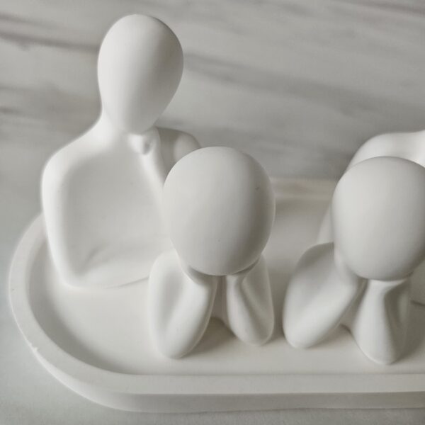 Więzi rodzinne – ręcznie wykonana dekoracja z figurkami